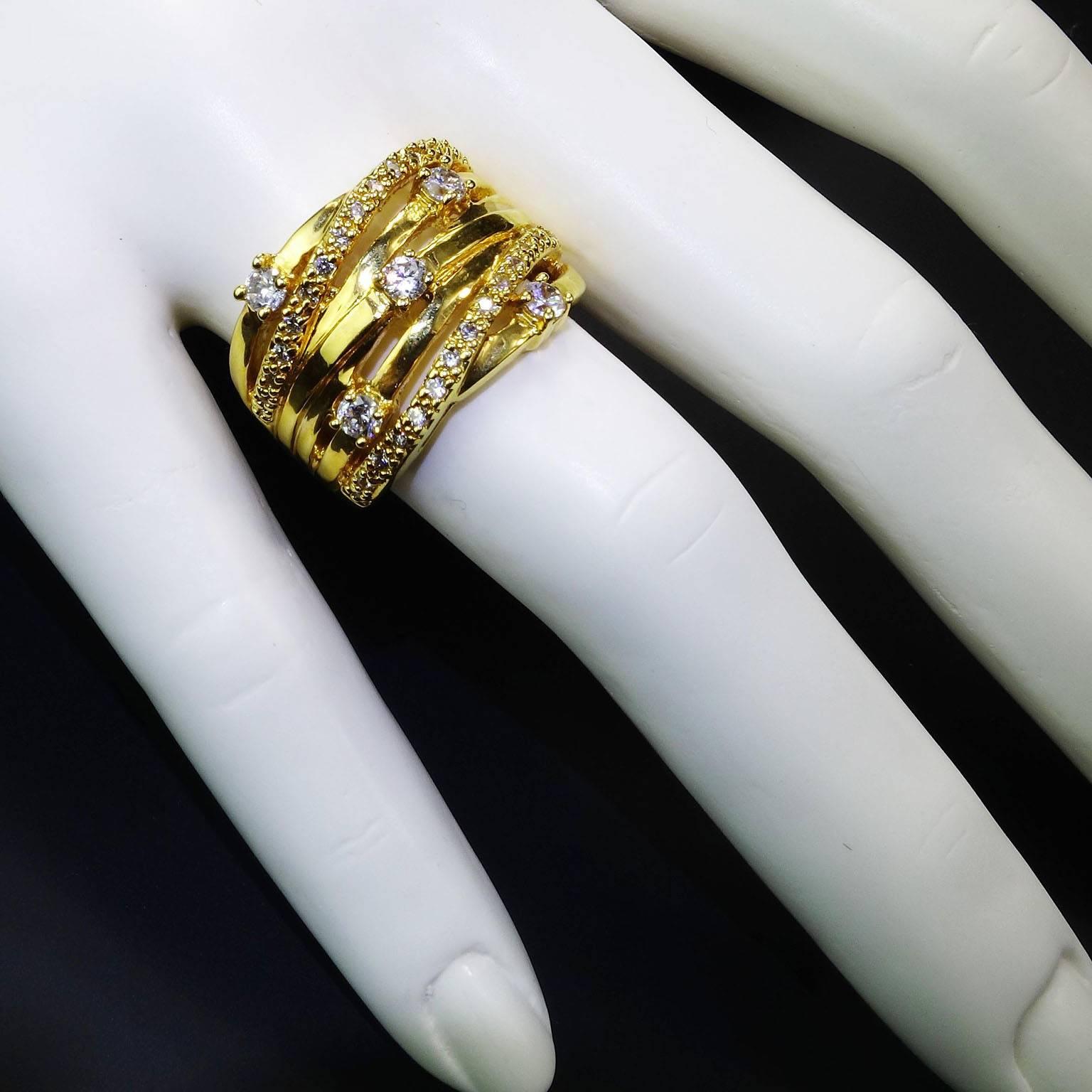 Spaß, faux, Abendessen Ring in Gold-Ton mit CZs in kühne Aussage Look.  Dieser lustige Ring wird mit seinem Glanz und Glamour alle Blicke auf sich ziehen. Größe 8.