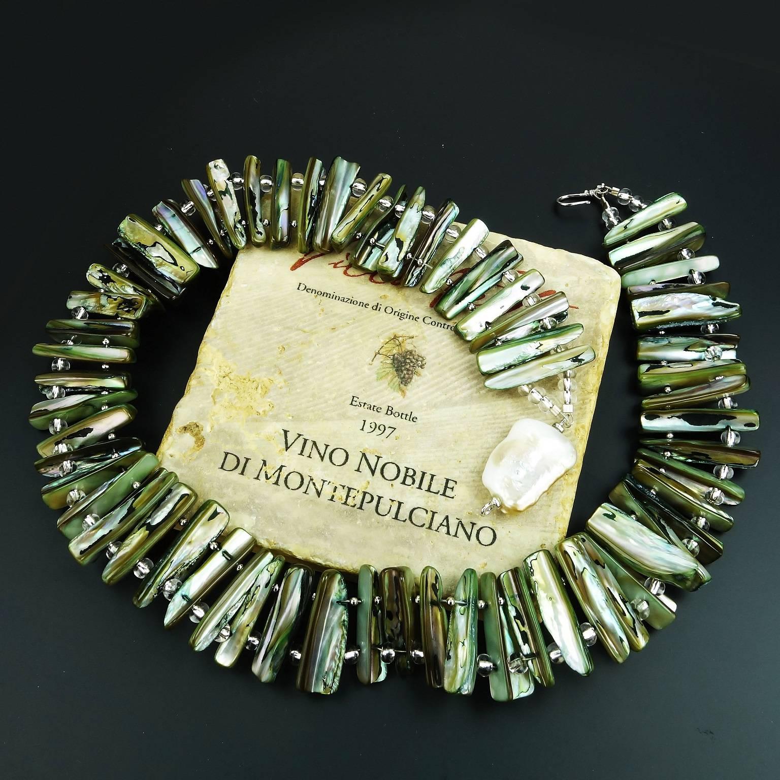 AJD Gray Blue Green Mother of Pearl Collar In New Condition In Raleigh, NC