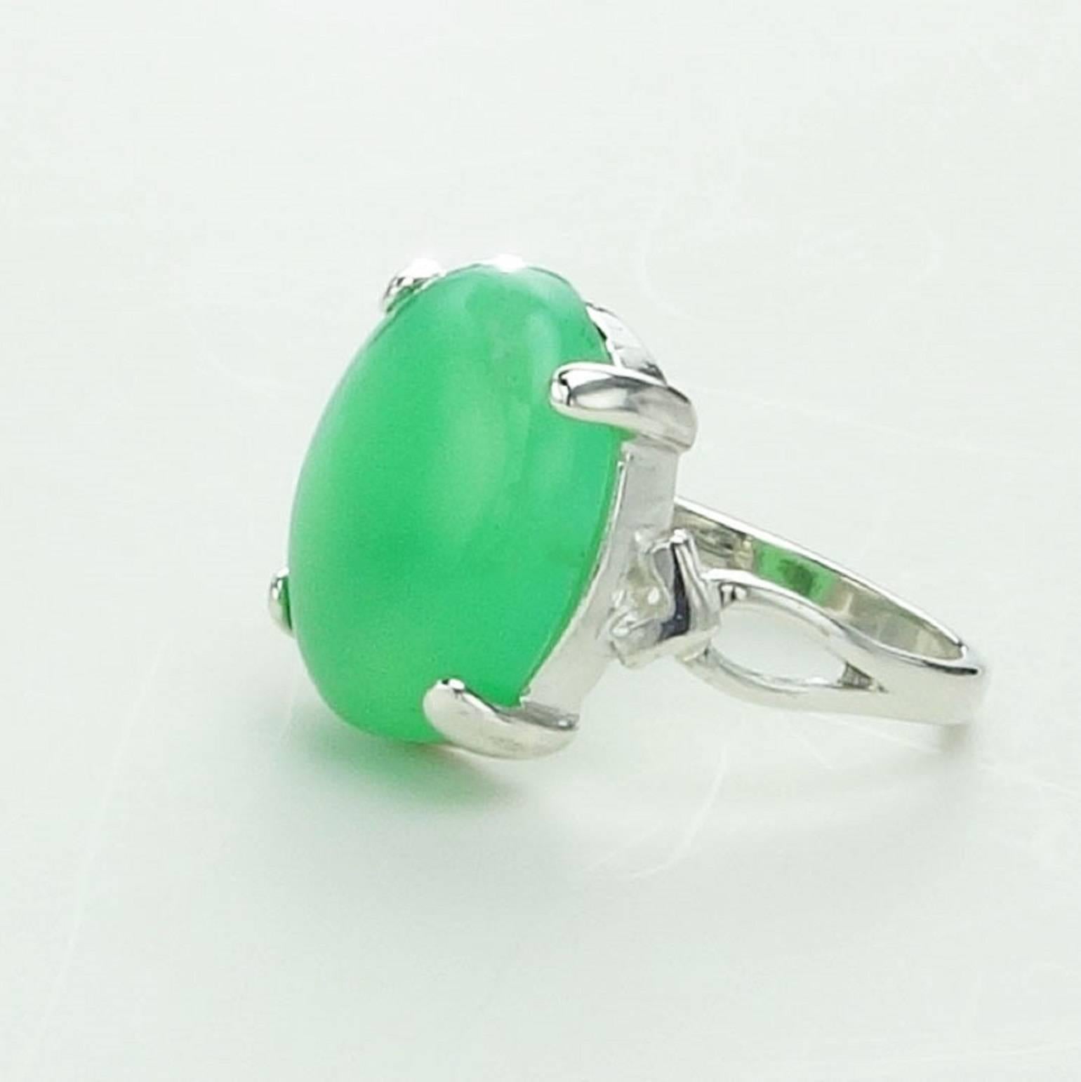 Green Chrysoprase Cabochon set in Sterling Silver Ring In New Condition In Raleigh, NC