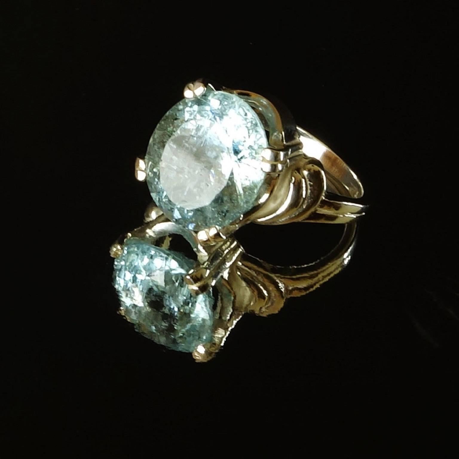 Sparkling oval Aquamarine in a delightful setting of Sterling Silver which complements the gemstone.  This Aquamarine has inclusions typical of Beryls which reflect the light and enhance to sparkle.  The gemstone measures 13x10mm and weighs