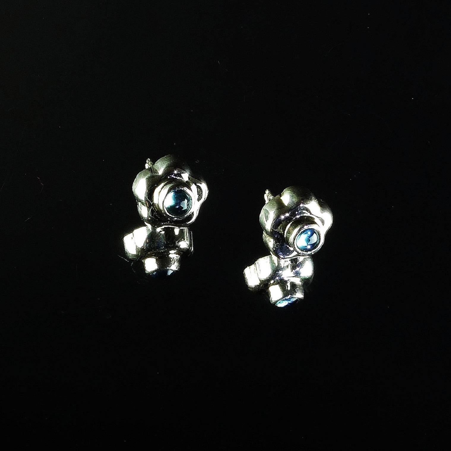 Silver Flowers with Blue Topaz Centers Stud Earrings In Excellent Condition In Raleigh, NC