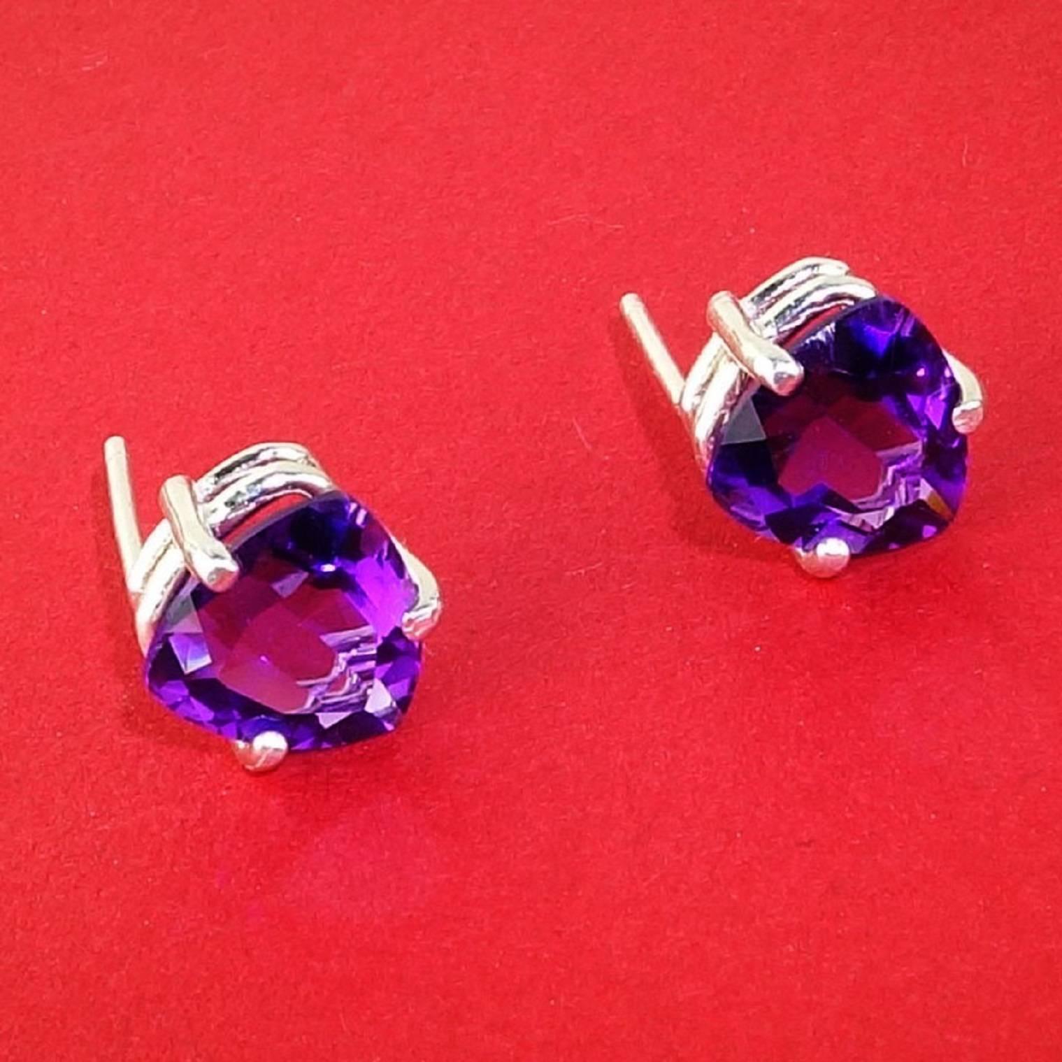 Bright Purple Amethyst Trillion Stud Earrings In Excellent Condition In Raleigh, NC