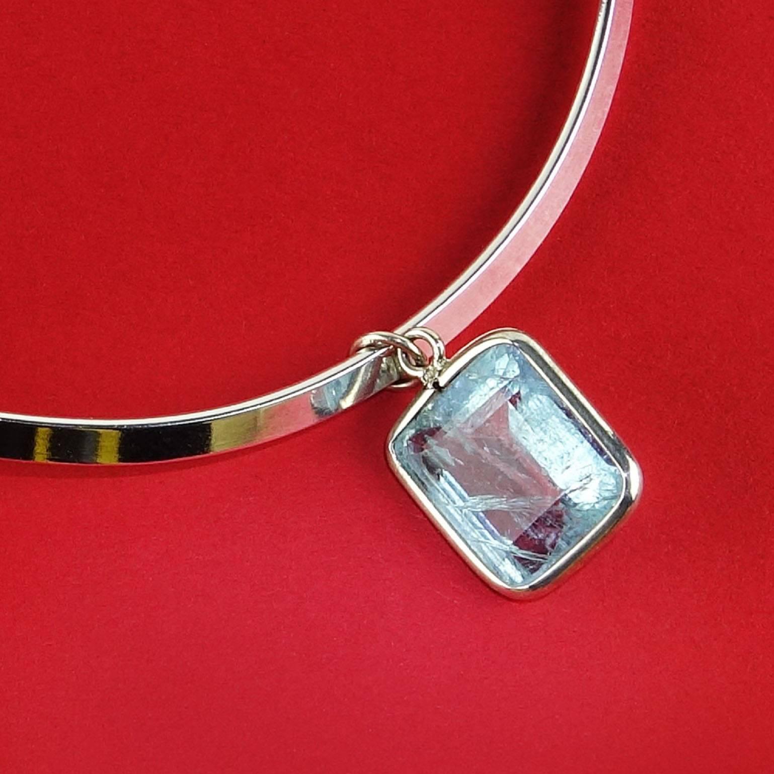 Bright Emerald cut Aquamarine Pendant bezel set in Sterling Silver (17 x 13 mm). Aquamarine is always a favorite gemstone, but especially for all you March babies. Grab this one, it's a beauty!
This pendant comes on its own silver collar.  