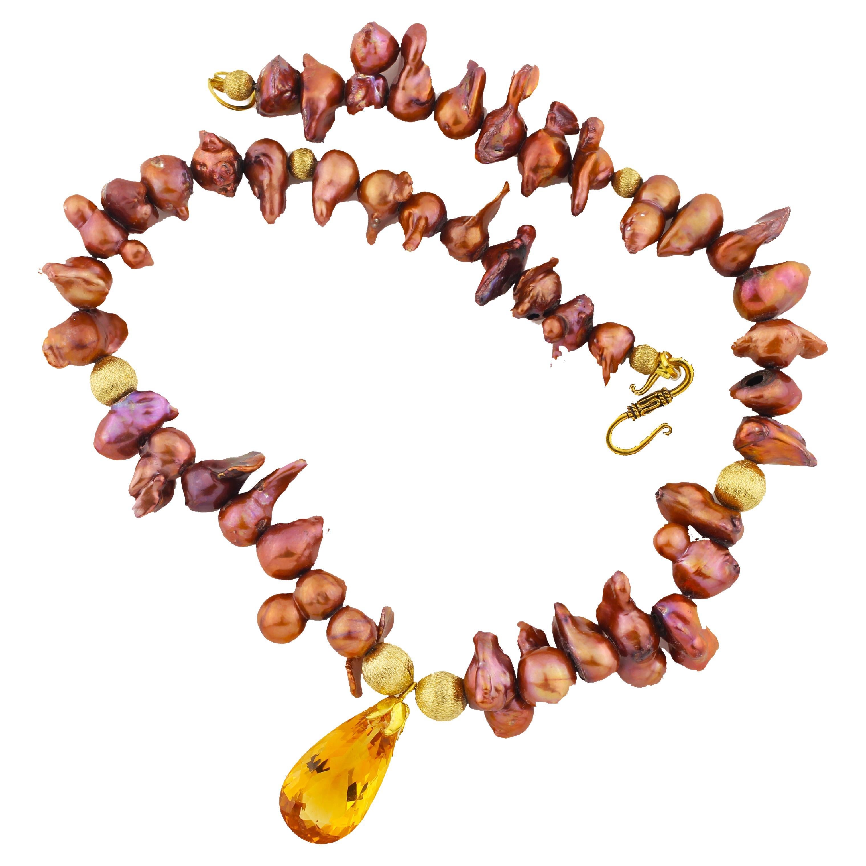Ein wunderschöner, augenreiner 29-karätiger Citrin im goldenen Birnenschliff (28 mm x 16 mm) baumelt elegant an diesen verrückten kupferfarbenen Perlen, die bei unterschiedlichem Licht in verschiedenen Farben leuchten.  Ich habe versucht, die