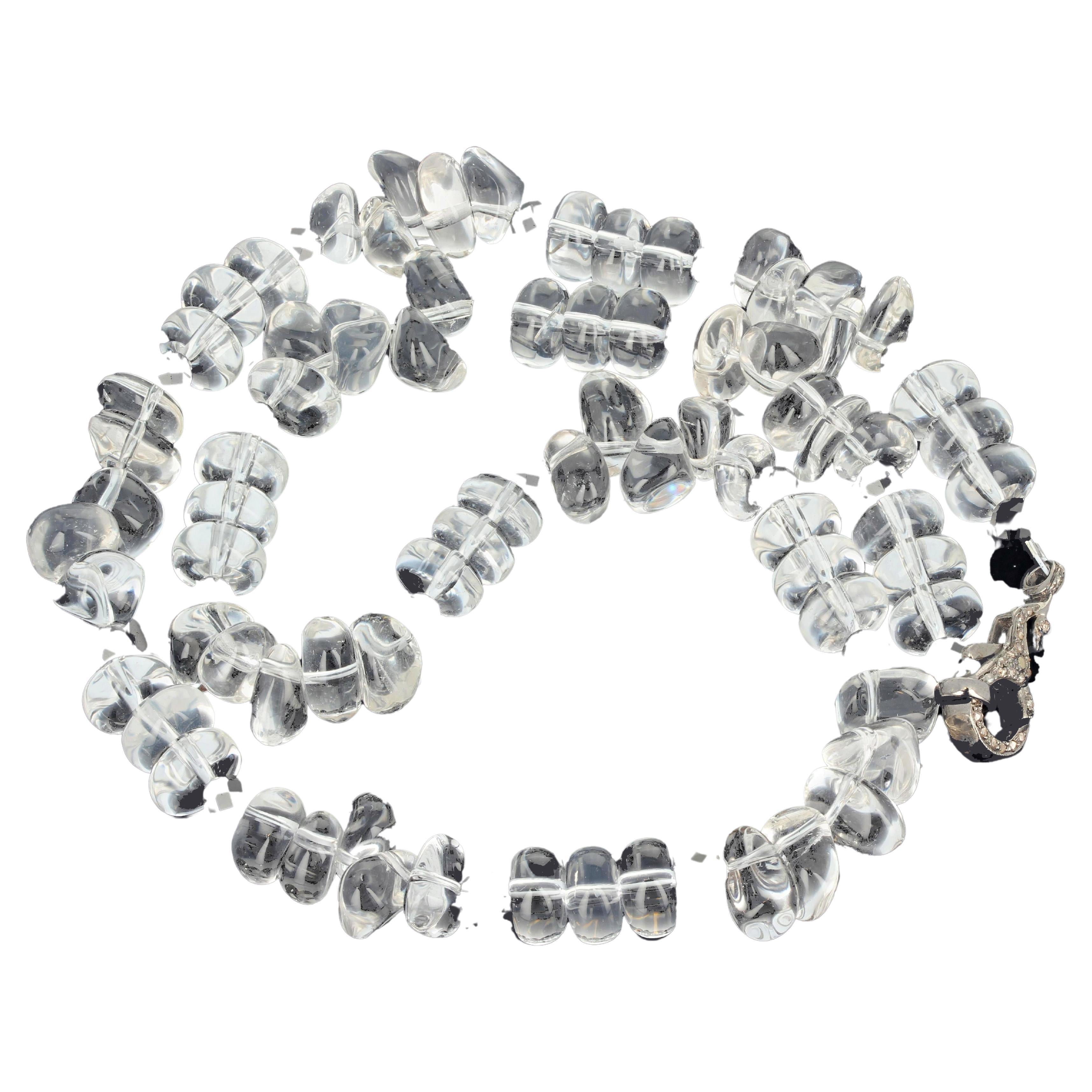 Questo  La bellissima collana di quarzo naturale da 17,5 pollici è impreziosita da uno scintillante Spinello nero naturale tagliato a gemma e incastonato con una chiusura a gancio in argento sterling scuro tempestata di diamanti.  La rotazione delle