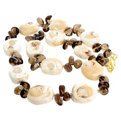 AJD Collana drammatica di corallo beige naturale e quarzo fumé reale da 21 pollici