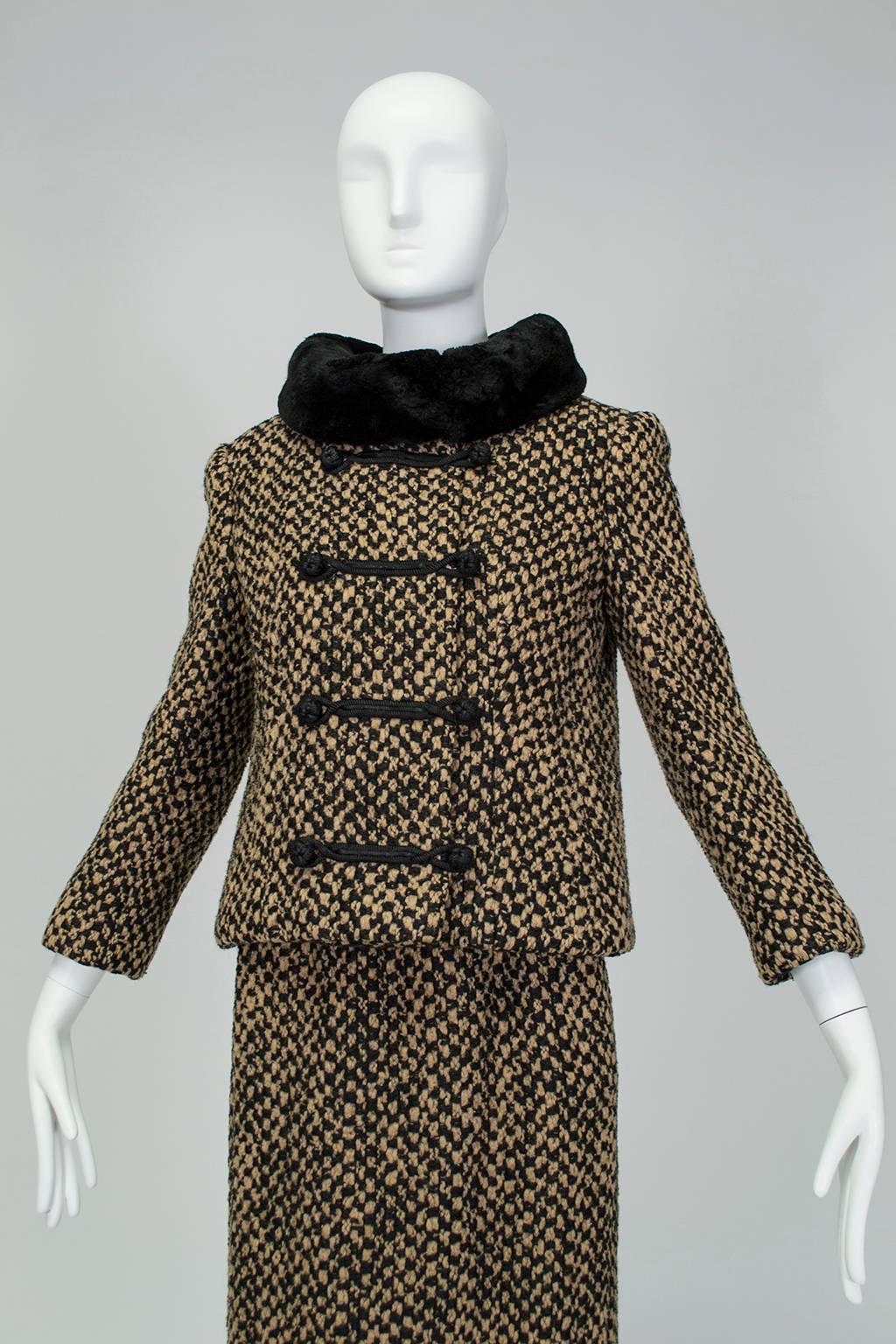 Noir Costume jupe Camelot en tweed marron avec garniture en vison tondus et col Stand - S, années 1960 en vente