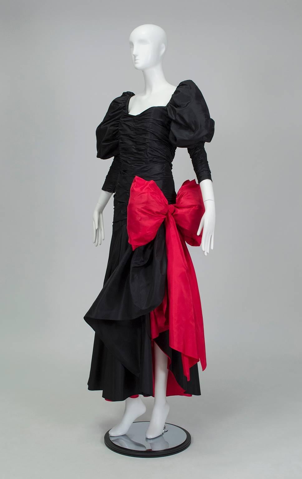 Paul-Louis Orrier Bata de Alta Costura Negro Rojo Pierna de Botón - XS, Años 80 en Excelente estado para la venta en Tucson, AZ