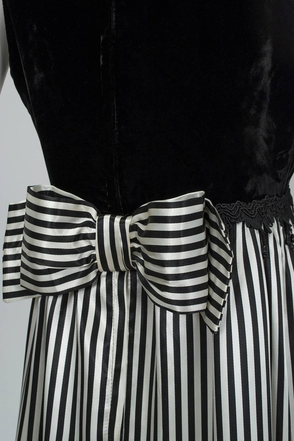 Vestido de Baile de Capote Blanco y Negro de Satén sin Mangas con Gemas Colgantes - S, Años 60 en venta 3