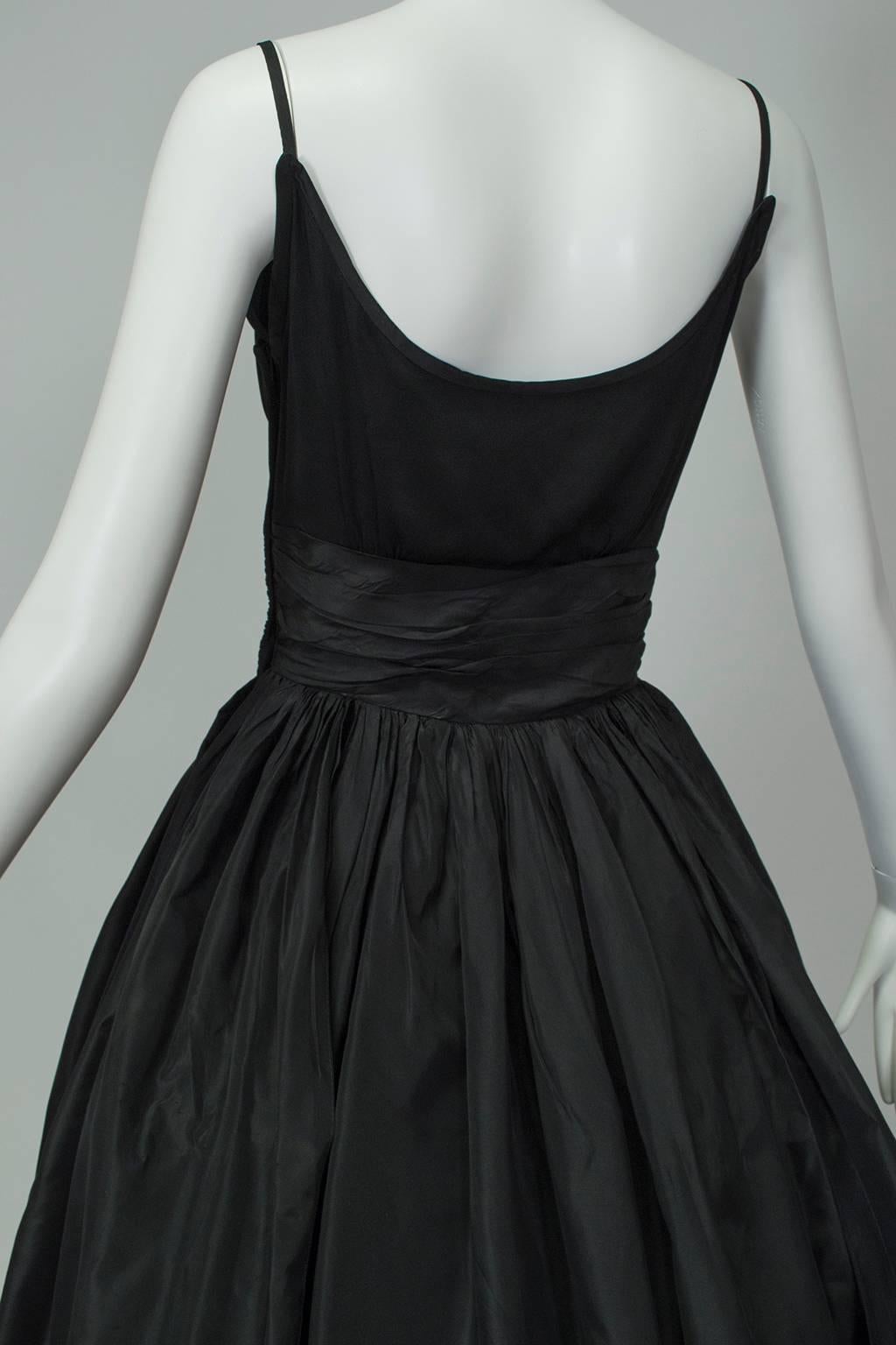 Schwarzes Schulterschleifen-Sabrina-Kleid mit Looping-Waschstraßen-Rock - XS, 1950s im Angebot 4