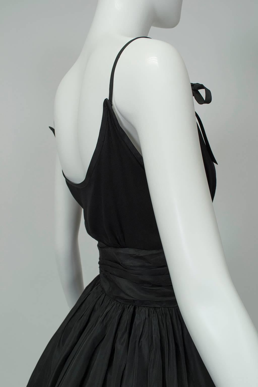 Schwarzes Schulterschleifen-Sabrina-Kleid mit Looping-Waschstraßen-Rock - XS, 1950s im Angebot 3