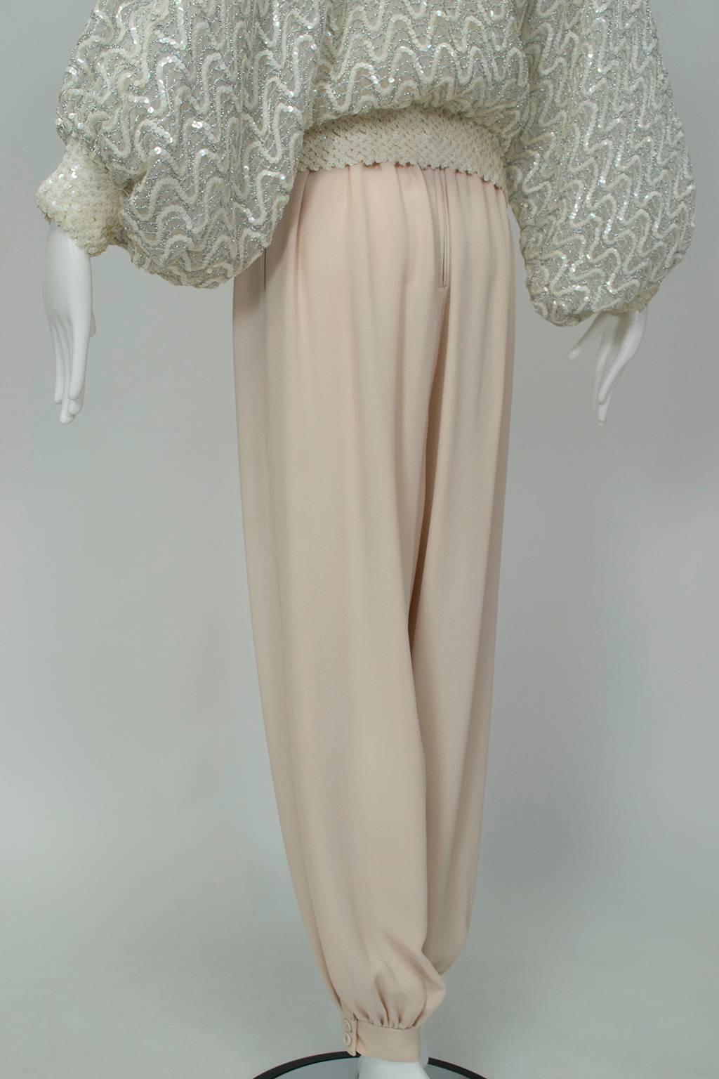 Marrakesh - Ensemble pyjama de soirée ivoire à sequins, haut blouse et pantalon harem - S, 1971 en vente 3