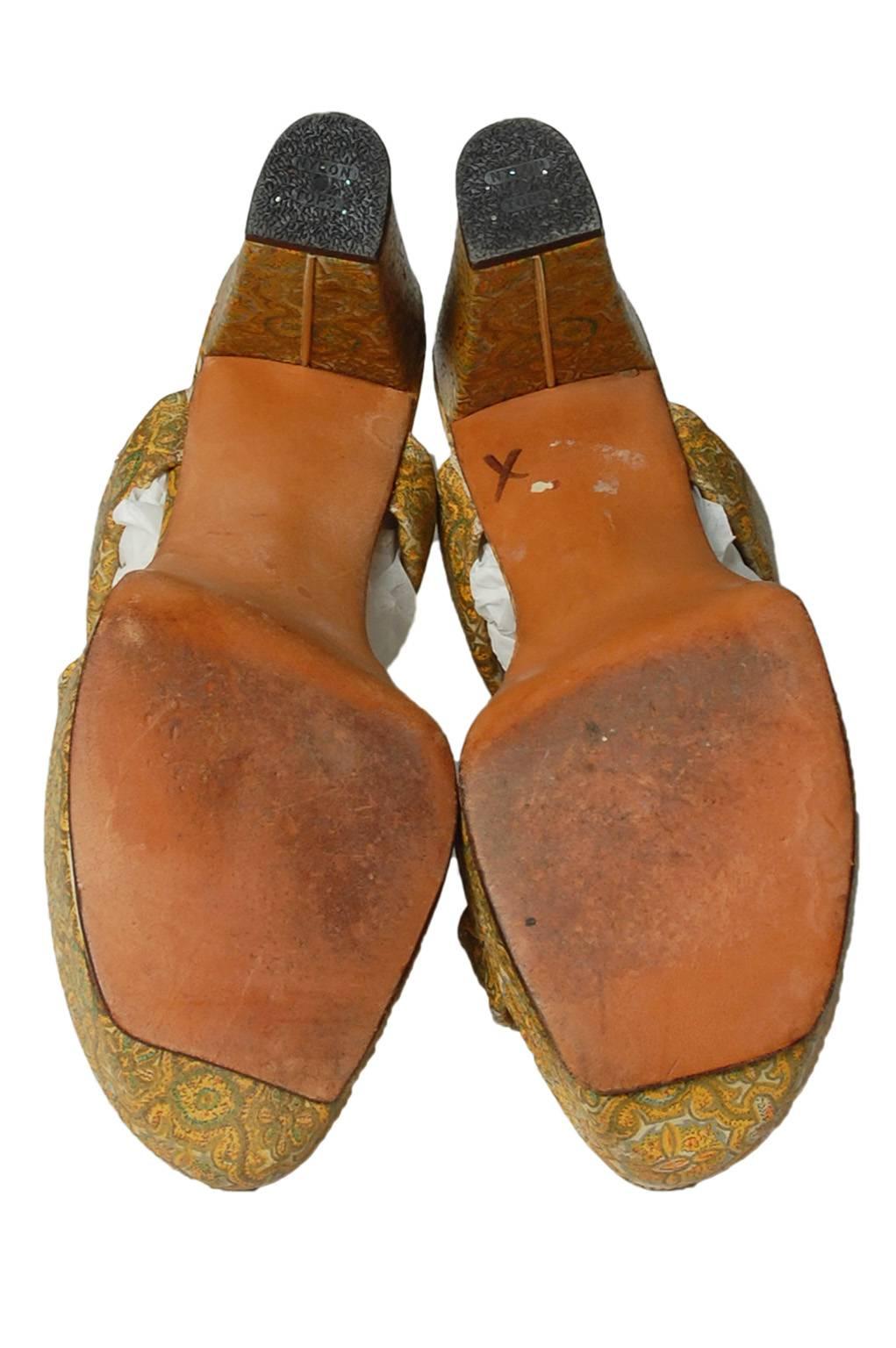 Delman Carmen Miranda Plateausandalen aus bemaltem goldenem Leder mit Paisleymuster - 6,5, 1940er Jahre im Zustand „Gut“ im Angebot in Tucson, AZ