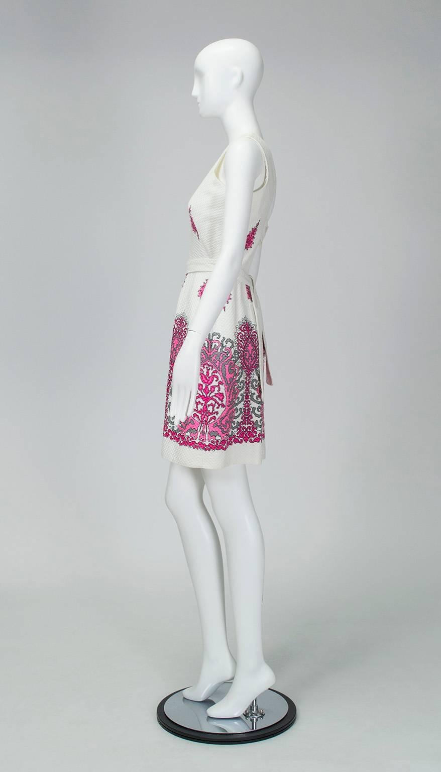 Vom leuchtenden Shambala-Motiv bis zur einzigartigen Wabenstruktur ist dieses fröhliche Kleid wie eine B-12-Spritze für Ihre Garderobe. Ein raffinierter Kreuzträger in der Mitte des Rückens verbirgt den BH der Trägerin und macht es ebenso praktisch