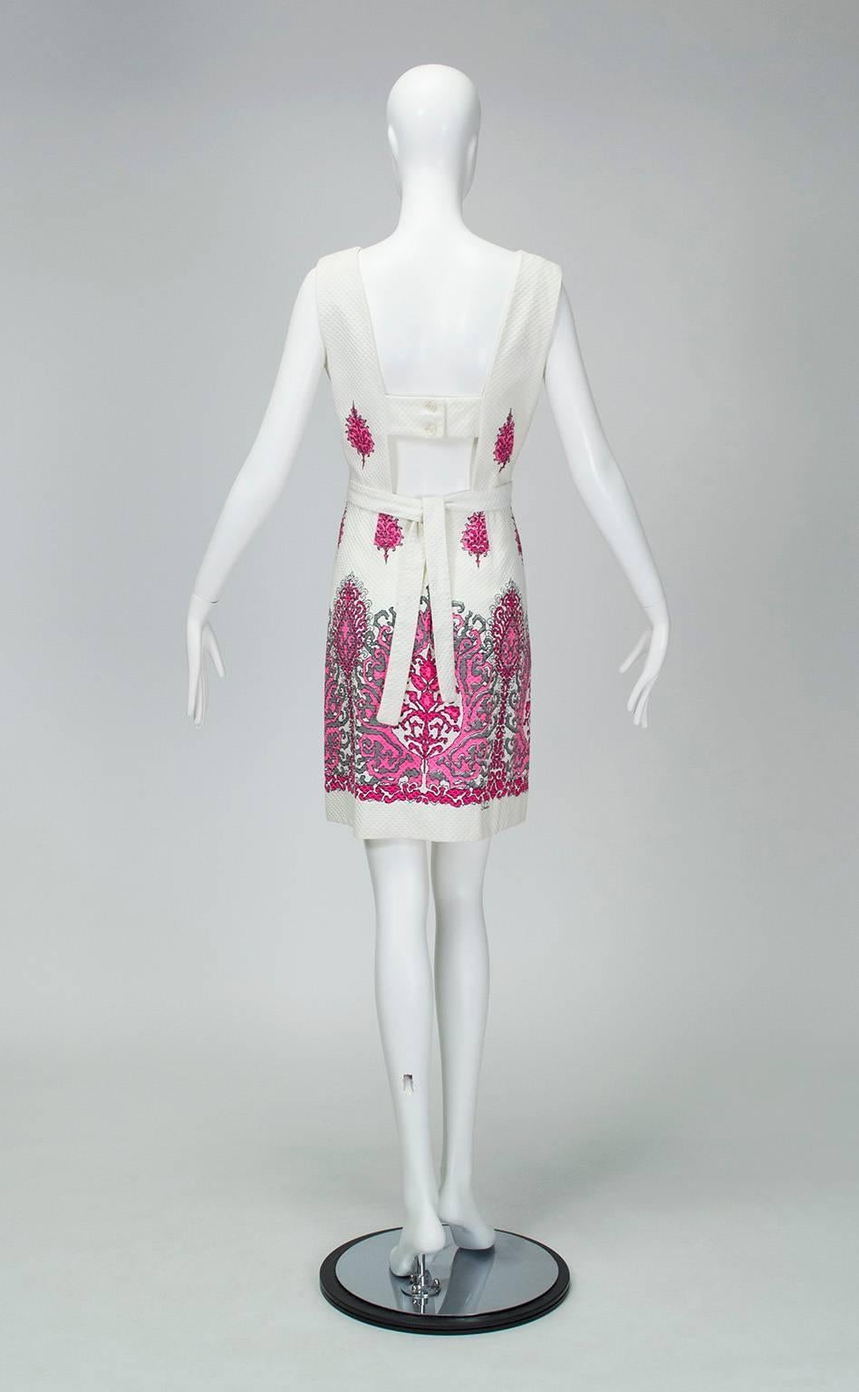Rückenfreies Fuchsia-Minikleid mit Shambala-Muster von Alfred Shaheen - Small-Med, 1960er Jahre (Grau) im Angebot