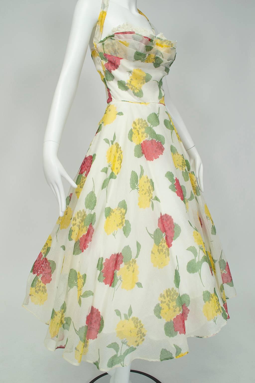 Robe circulaire à fleurs jaunes convertibles avec étagère cloutée en strass, buste-S, années 1950 Pour femmes en vente