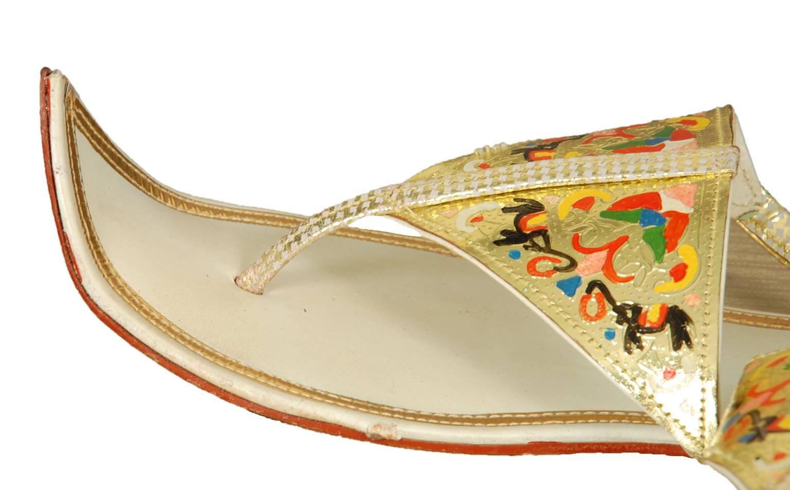 Beige Unworn Hand-Painted Persian Toe Flat Thong Sandals - US 9, 1950s For Sale