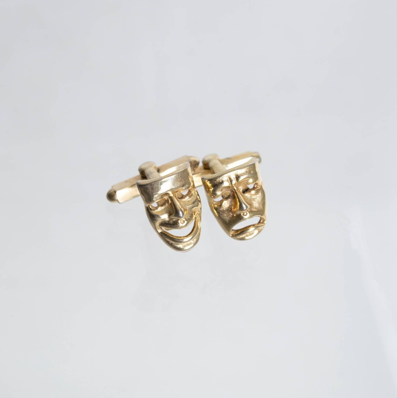 Comedy and Tragedy theater mask toggle cuff links of goldtone metal; convex profile.

material: goldtone metal
noteworthy: polish with soft cloth
alterations: none
condition: very good with very gentle surface wear


measurements:

width: