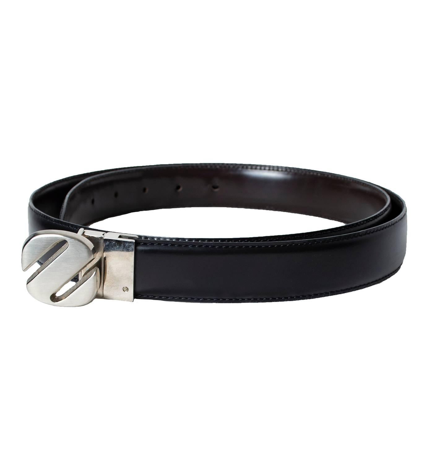 An elegant, polished and perfectly-minimalist belt that reverses from ebony black to deep chocolate brown. The beautiful figural “Z” buckle is brushed silver so it’s not too flashy, but its impressive weight reminds you of its quality.

Reversible