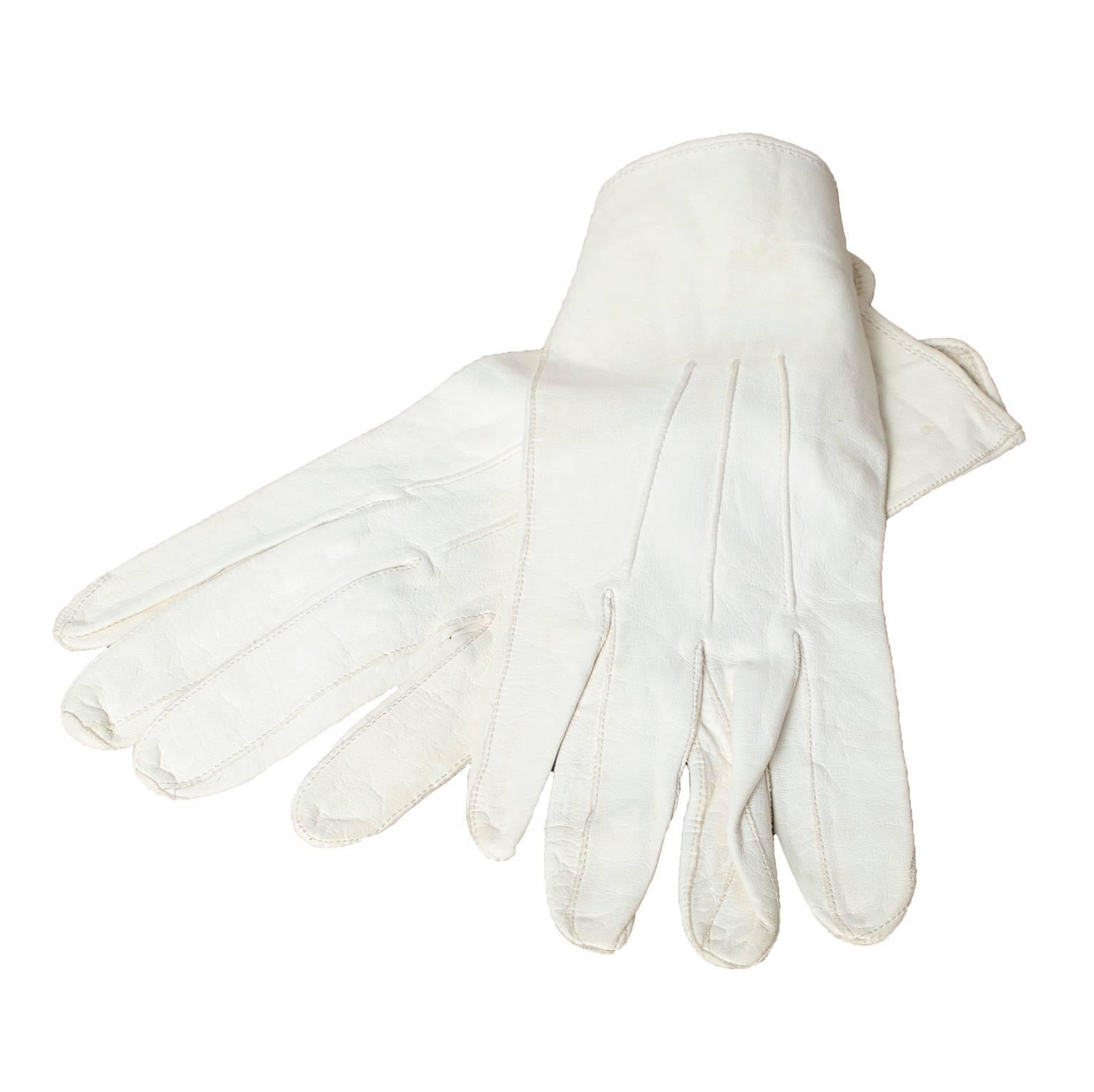 В мешке 24 белых перчаток. Белые кожаные перчатки. Белые перчатки мужские. Перчатки парадные белые. Белые шёлковые перчатки мужские.