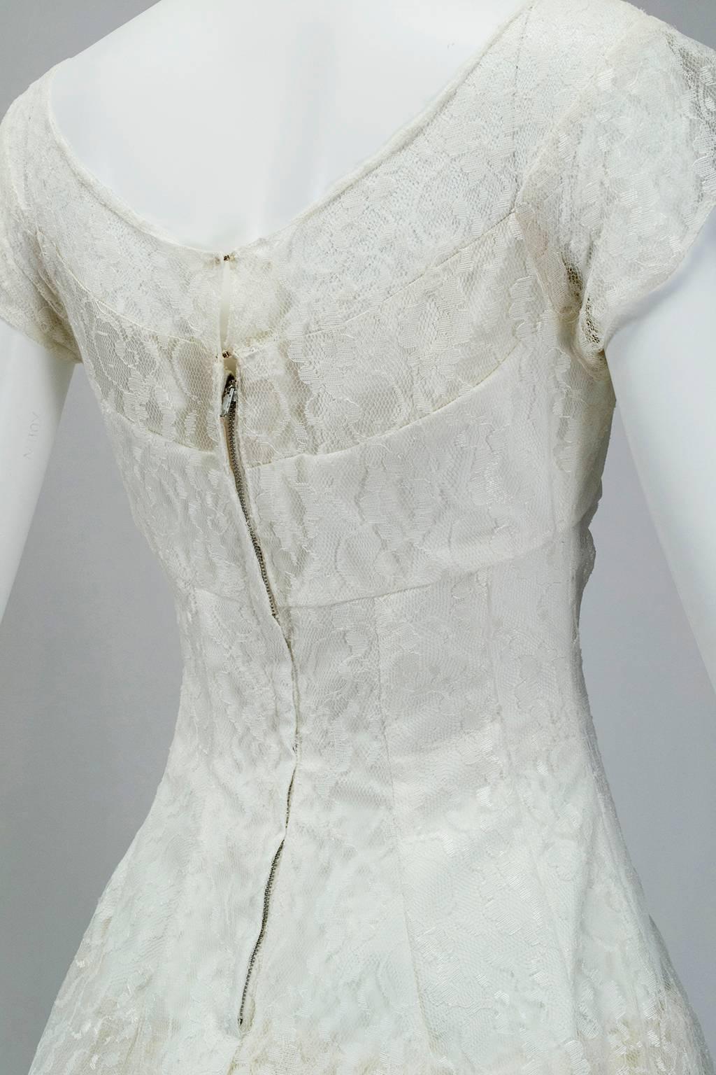 Ivory Lace Drop-Waist Wedding Gown with Bateau Neck - XS, 1950s For Sale 4