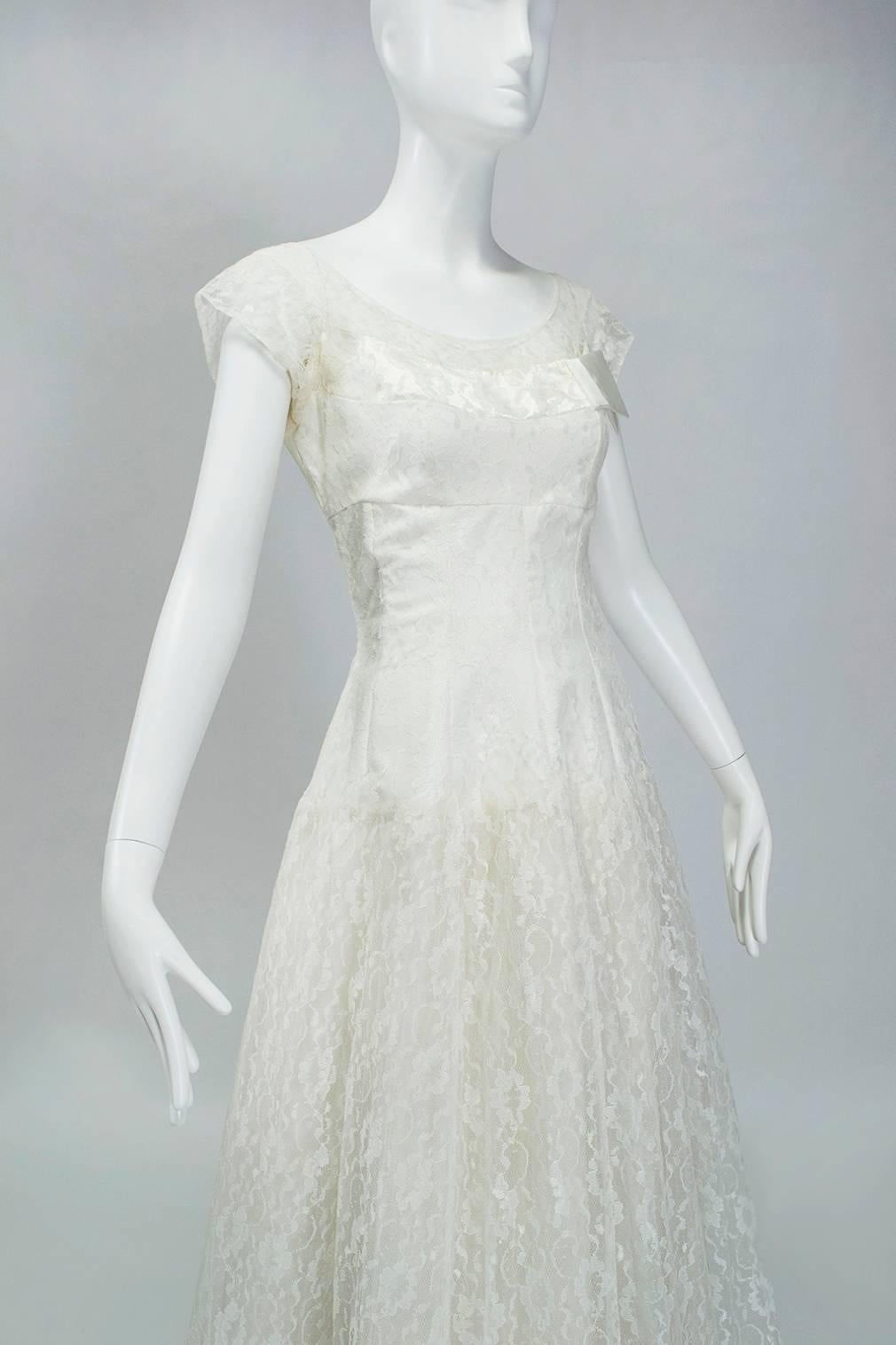 Ivory Lace Drop-Waist Wedding Gown with Bateau Neck - XS, 1950s In Good Condition For Sale In Tucson, AZ