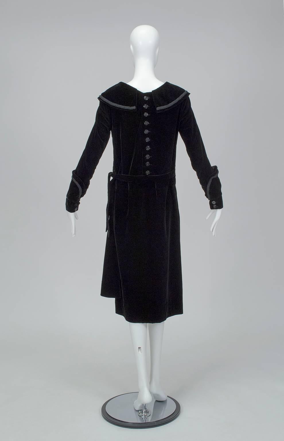 Noir Robe de jour Art déco en velours noir Bonwit TELLER Modesty Ladies' Maid - S, 1930s en vente