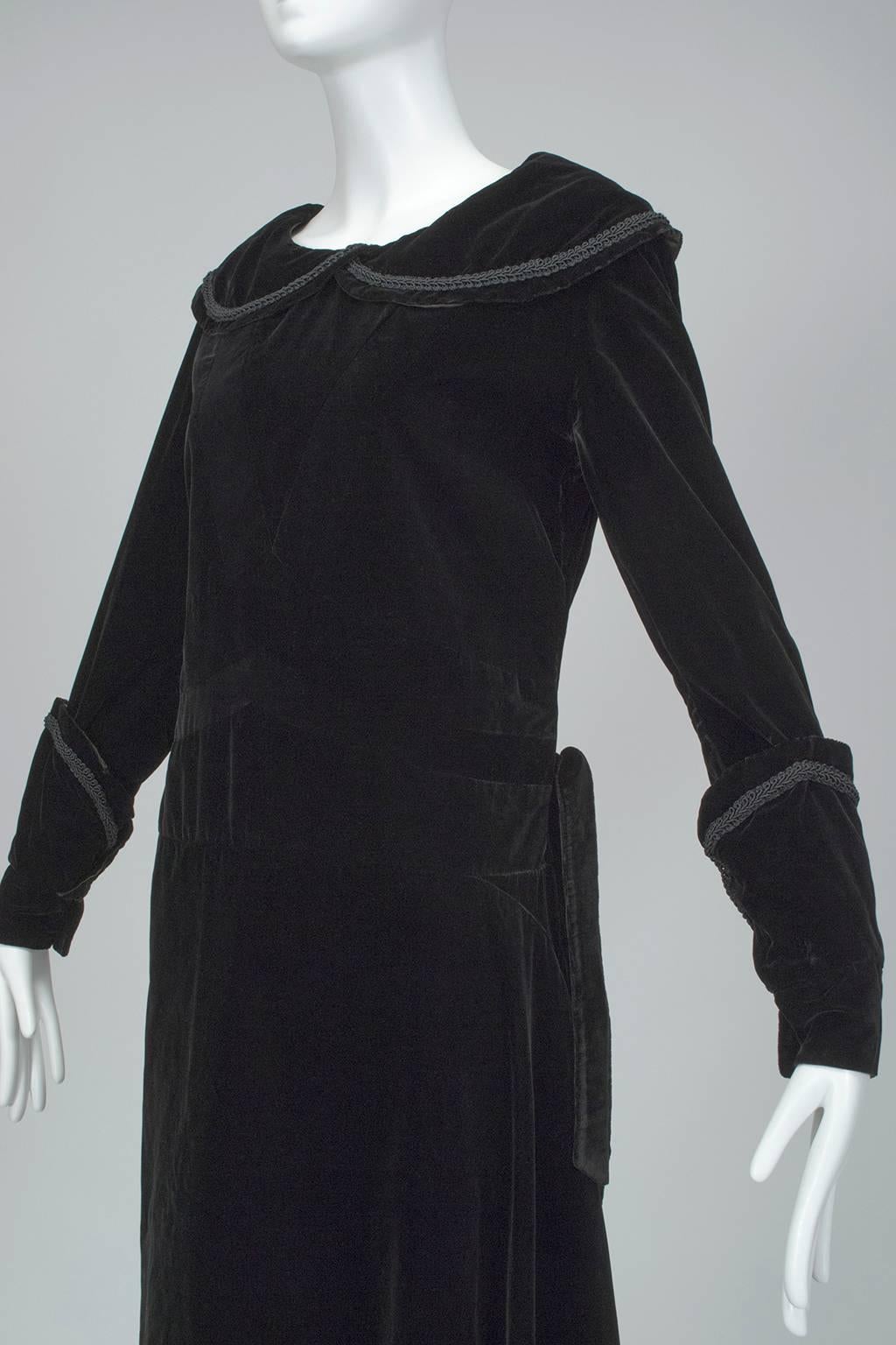 Robe de jour Art déco en velours noir Bonwit TELLER Modesty Ladies' Maid - S, 1930s Excellent état - En vente à Tucson, AZ