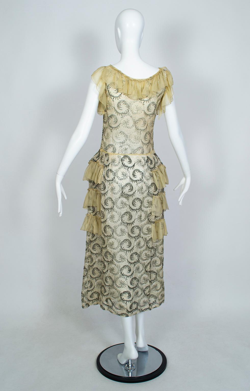 Robe de style édouardien en mousseline chartreuse avec broderie à volutes - XS, années 1910 Bon état - En vente à Tucson, AZ