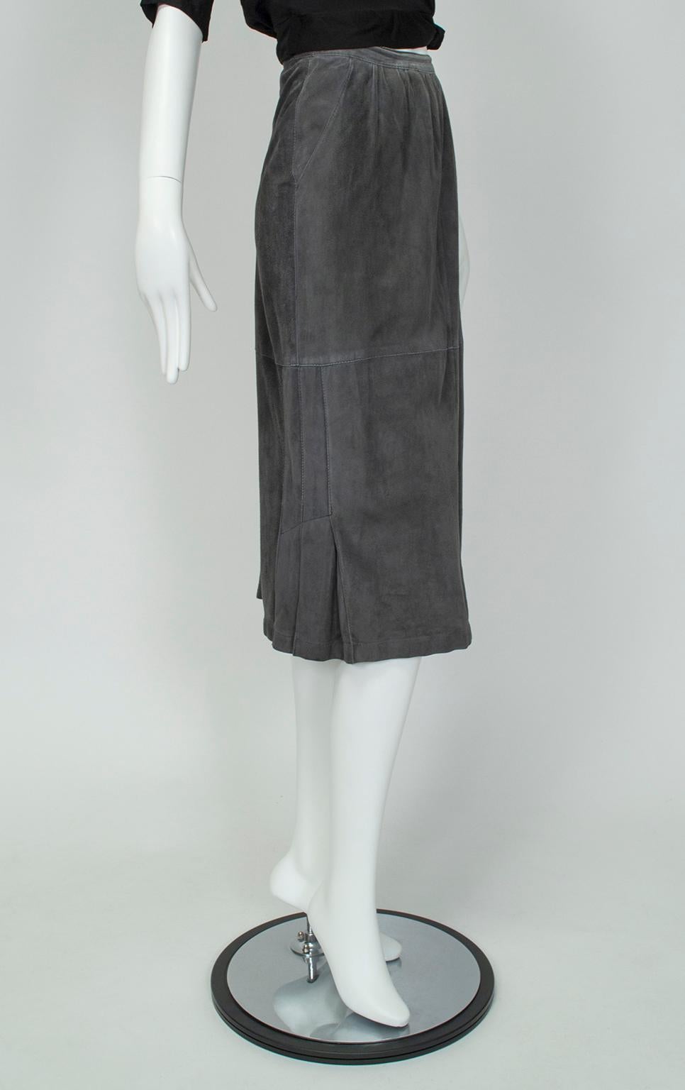 Dieser Midirock aus butterweichem Wildleder sieht mit Stilettos und einer Seidenbluse genauso schön aus wie mit Stöckelschuhen und einem klobigen Pullover. Figurschmeichelnde Sanduhrform vorne und ausgestellte Falten am hinteren Saum; und das Beste