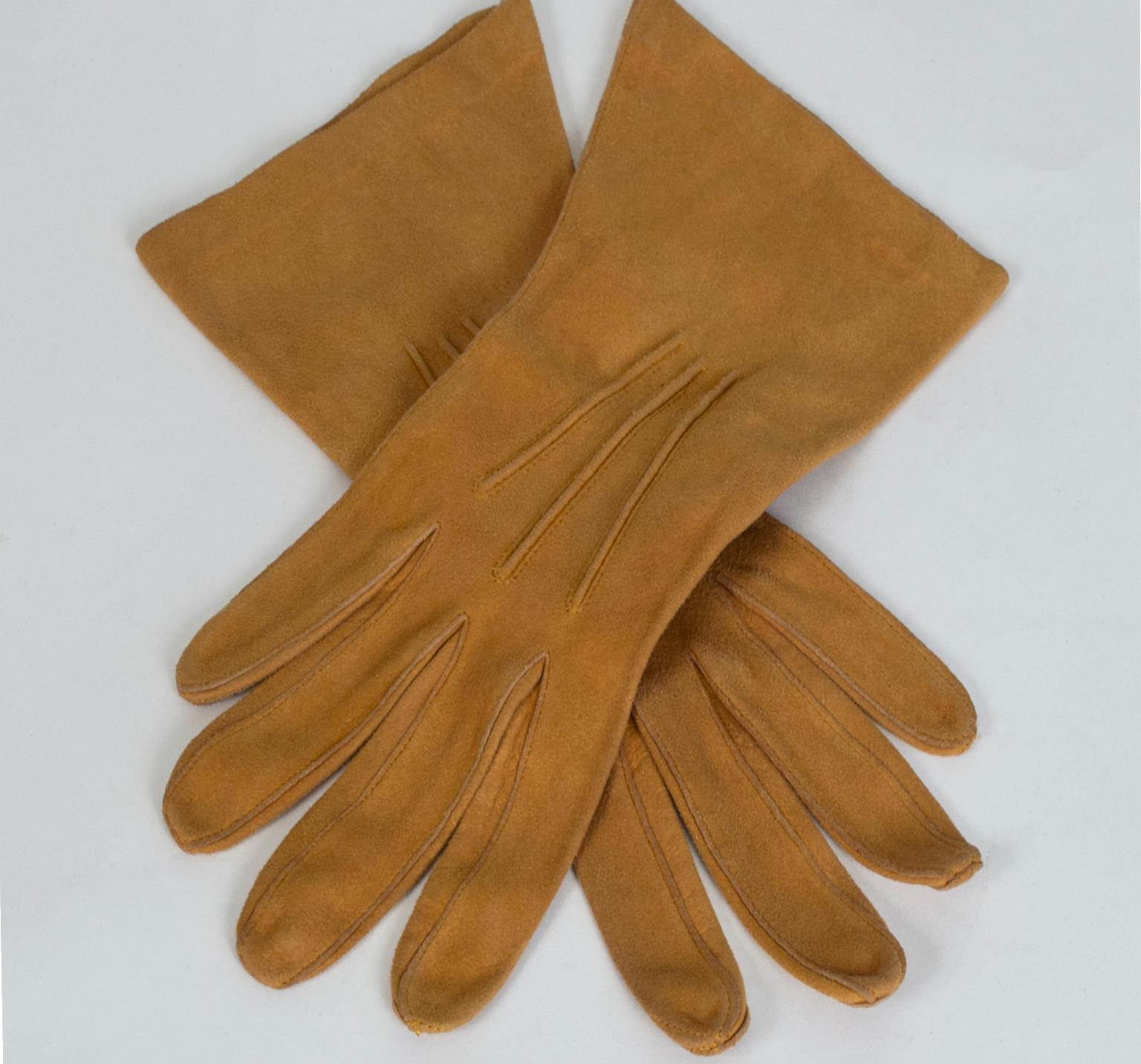 Your go-to glove for work, dress and play, guaranteed to be in your handbag throughout the winter. Buttery and supple, in the perfect shade of Hermès saddle tan.

Saddle suede forearm-length dress gloves with fourchettes, quirks and three