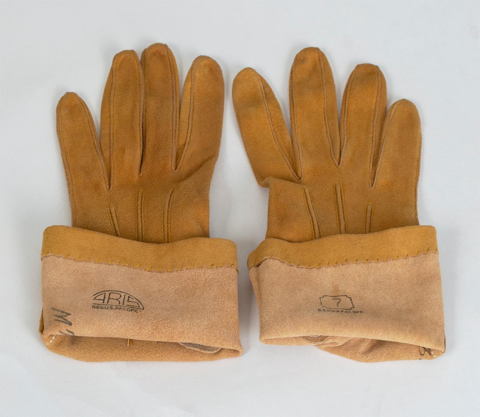 Saddle Tan Suede Three-Point Flared Gauntlet Forearm Gloves, France - S, 1960s In Excellent Condition For Sale In Tucson, AZ