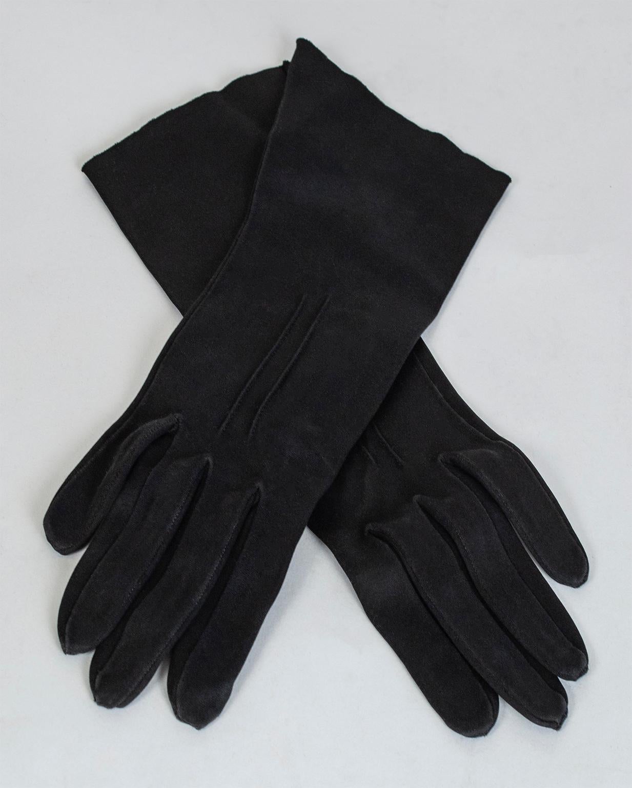 An easy way to elevate the sophistication of any outfit, the right gloves can be both functional and beautiful. In jet black cotton doeskin, this pair features two points atop each hand and flares slightly at the mid-forearm, making them ideal for