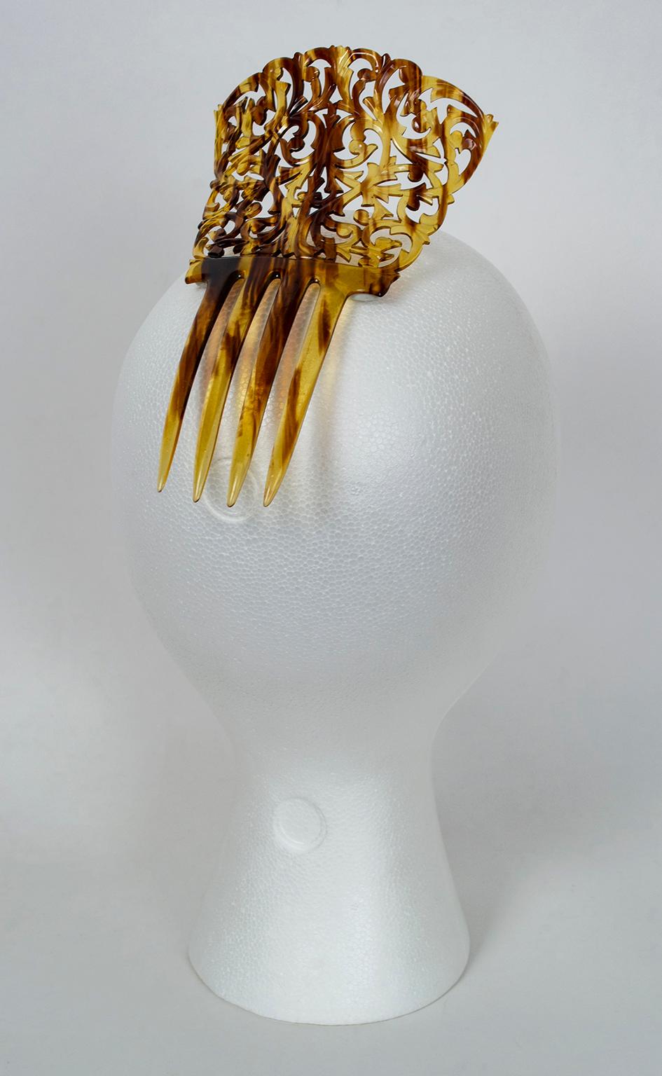 Donna Pettine per capelli Pieneta in celluloide traforata, 1924 in vendita