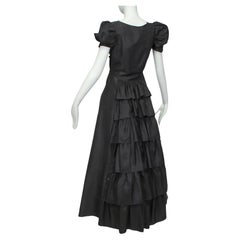 Robe noire d'inspiration Hollywood Regency avec dos à volants en cascade - XS, années 1930