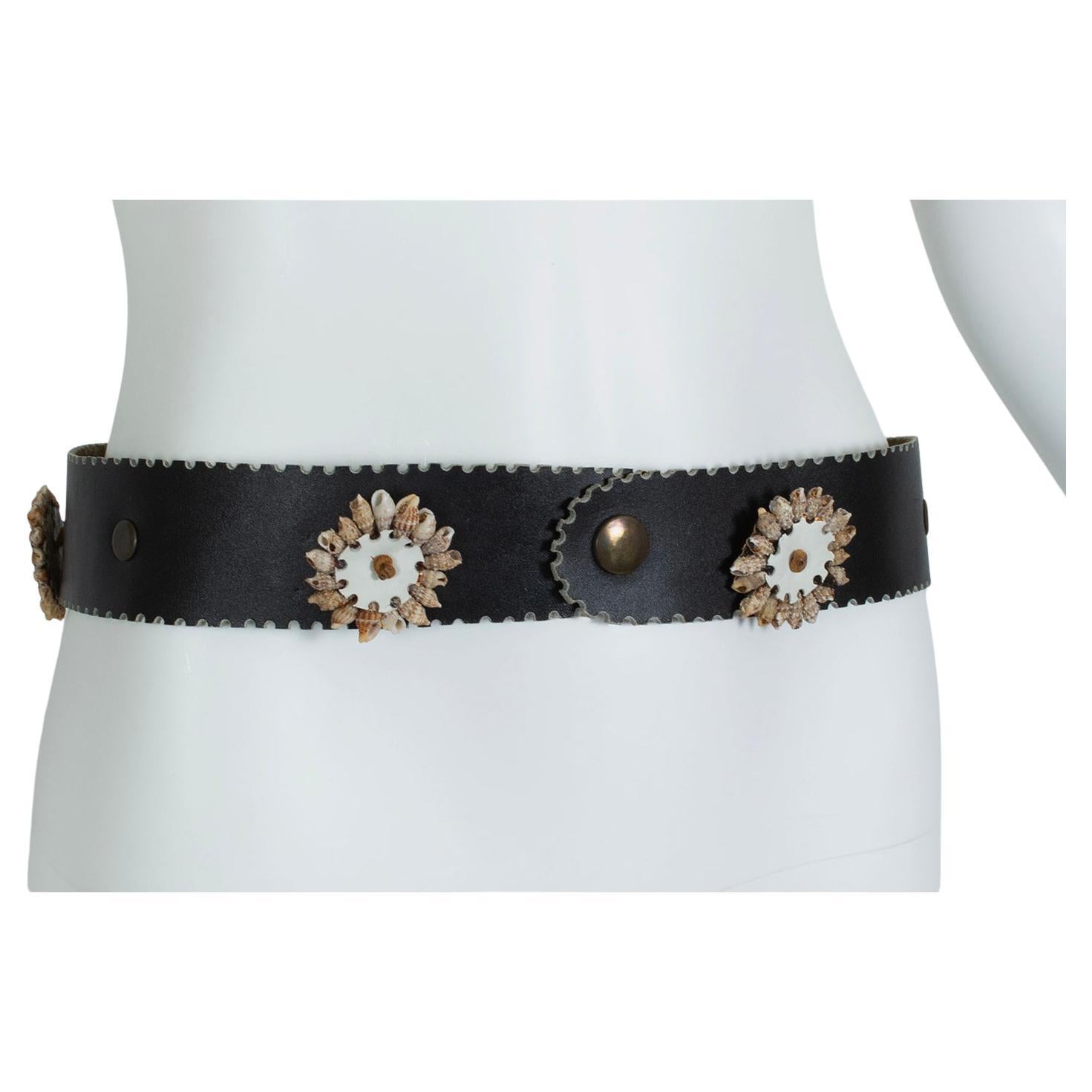 Laser Cut Black-Brown Leather Boho Seashell Medallion Novelty Belt – S-M, 1970s For Sale