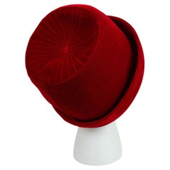 New Luci Puci Granatroter Samt-Cloche-Hut mit Starburst-Nähten - M, 1950er Jahre