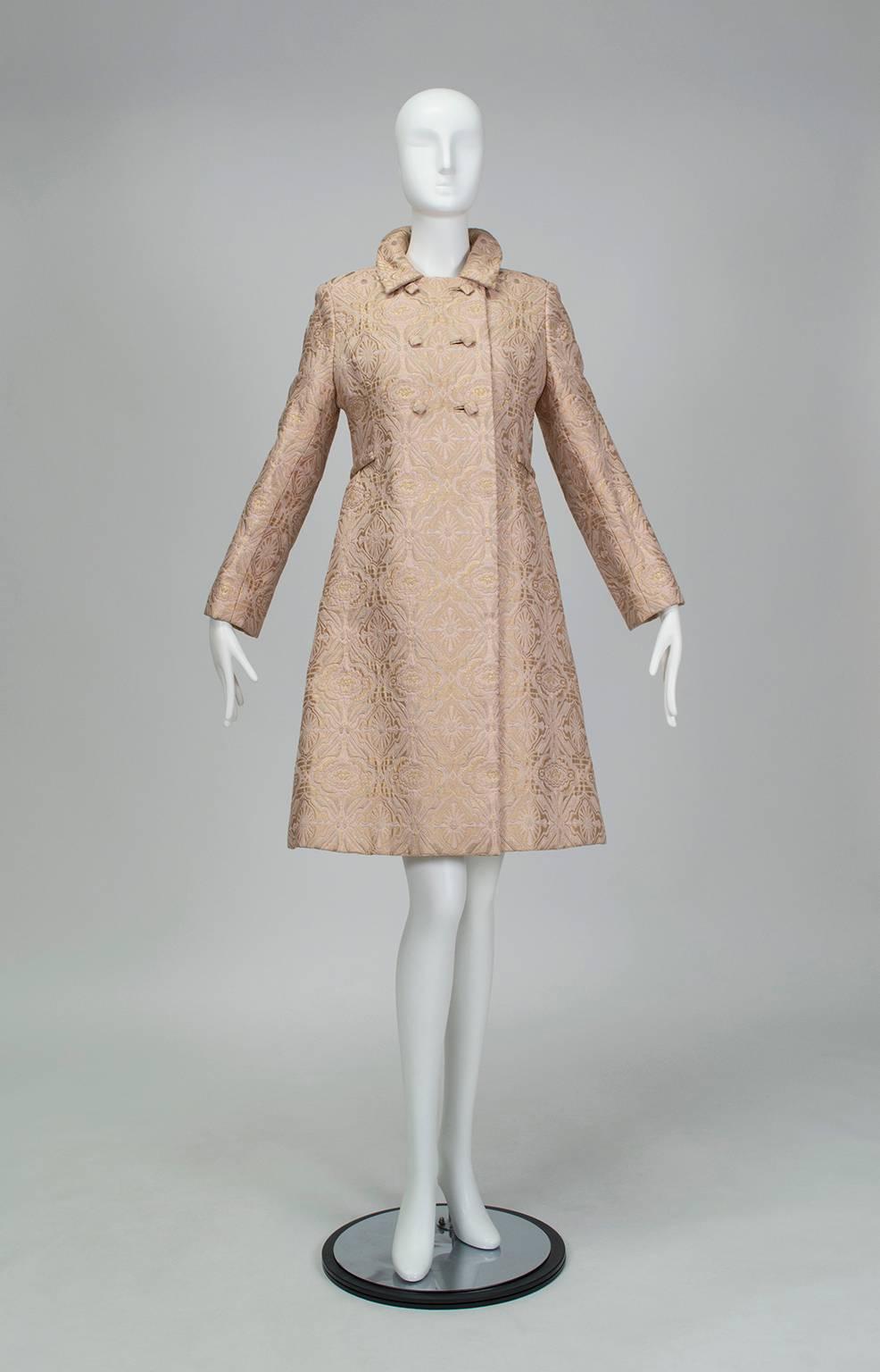 The spit-and-image of an early Oleg Cassini, this is the kind of well-bred ensemble a young Jackie Kennedy would have worn for official visits in 1962. Its sharp A-line silhouette and half-buttoning double breasted coat practically beg for a walk in