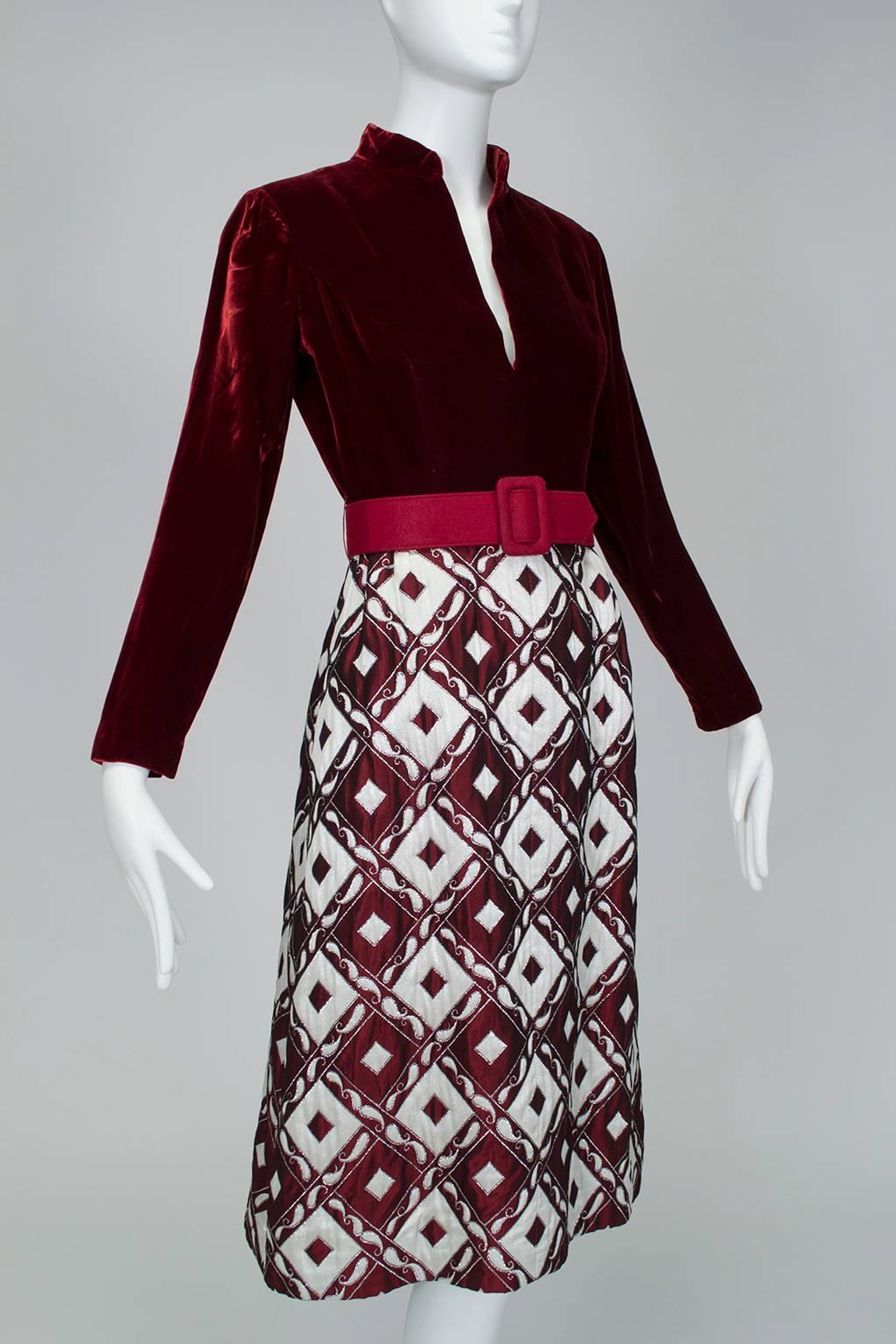 Ceil Chapman, robe avec trou de serrure en brocart métallique bordeaux, taille XS-S, années 1960 Bon état - En vente à Tucson, AZ