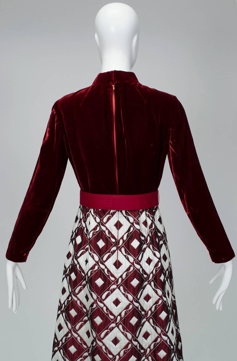 Ceil Chapman, robe avec trou de serrure en brocart métallique bordeaux, taille XS-S, années 1960 Pour femmes en vente