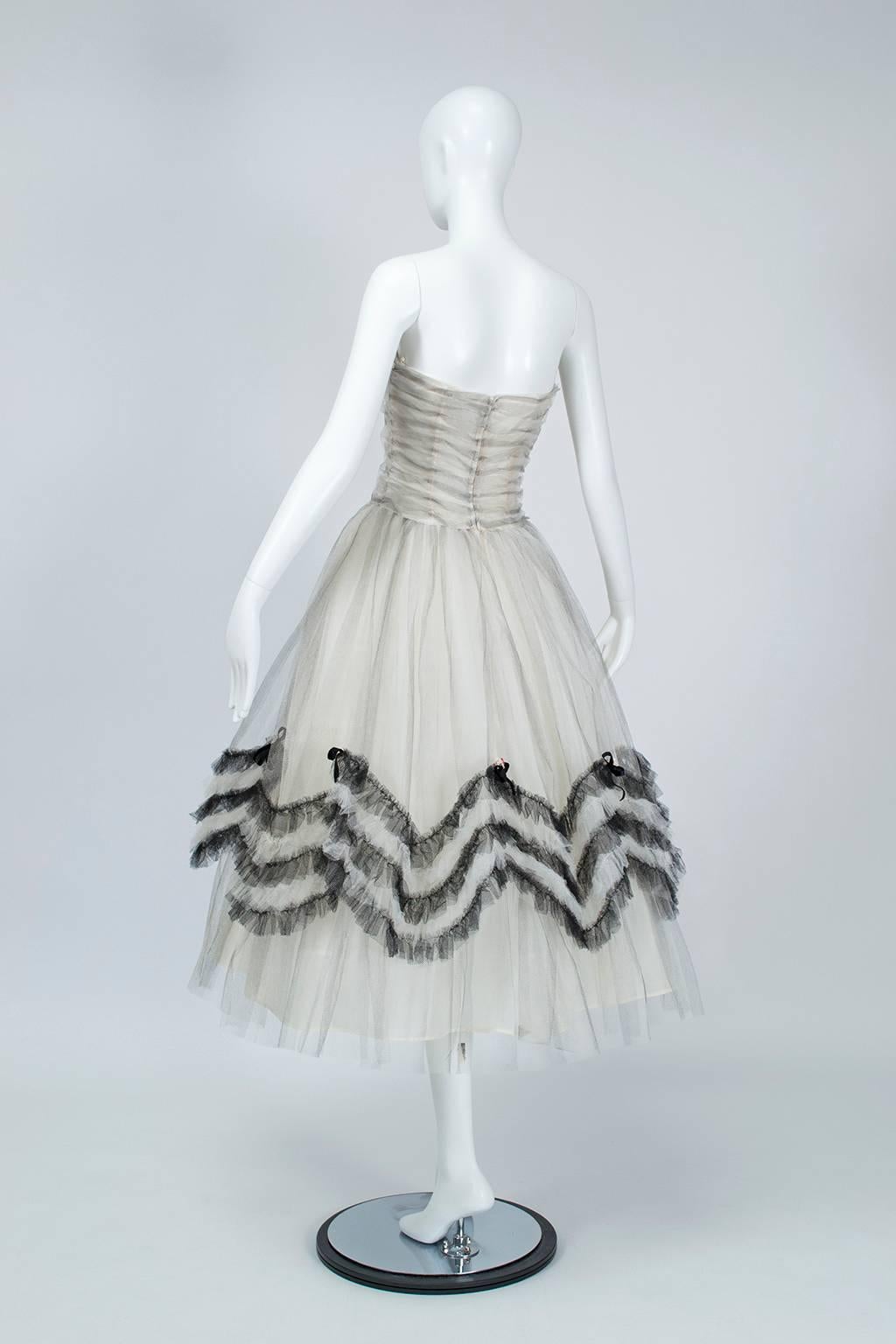 Parlsienne Coquette Neues trägerloses schwarz-weißes Partykleid aus Tüll - S, 1950er Jahre (Grau) im Angebot