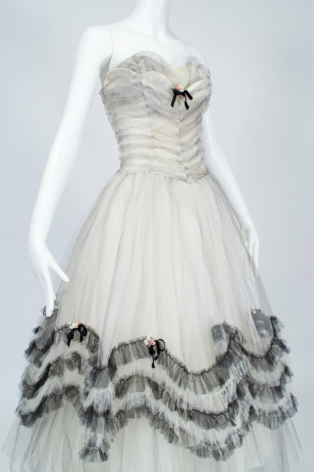 Gris Parlsienne Coquette New Look Robe de soirée sans bretelles en tulle noir et blanc - S, 1950s en vente