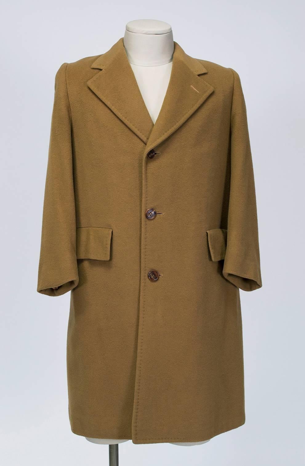 Un classico cappotto color cammello realizzato non solo con il decadente cashmere della Mongolia, ma anche con la fibra di visone. Il risultato è un capo con il pelo del cashmere e la lucentezza della pelliccia. Più che un punto fermo del