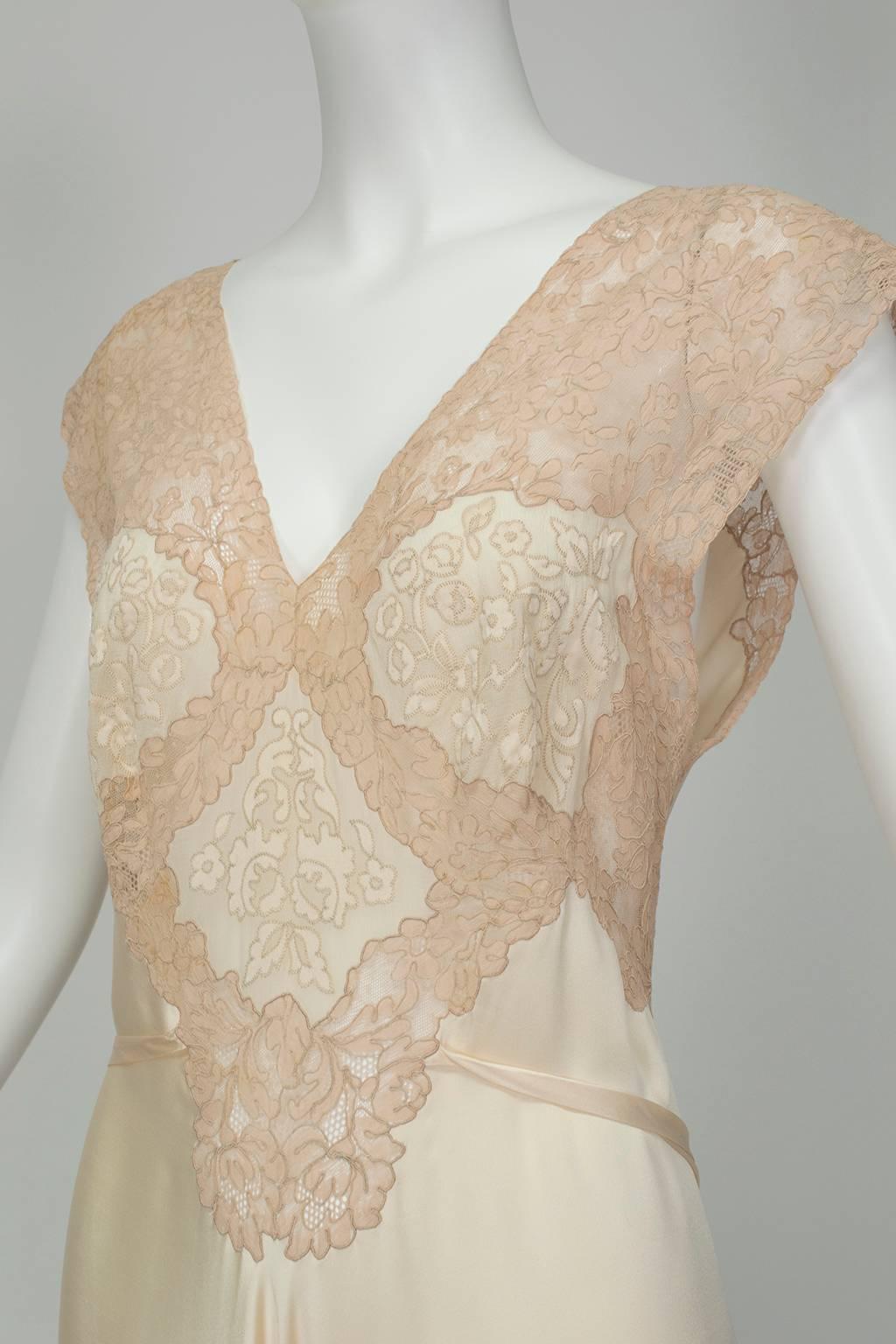 Nude Hollywood Regency Charmeuse and Lace Peignoir Dressing Gown - Medium, 1930s In Good Condition In Tucson, AZ