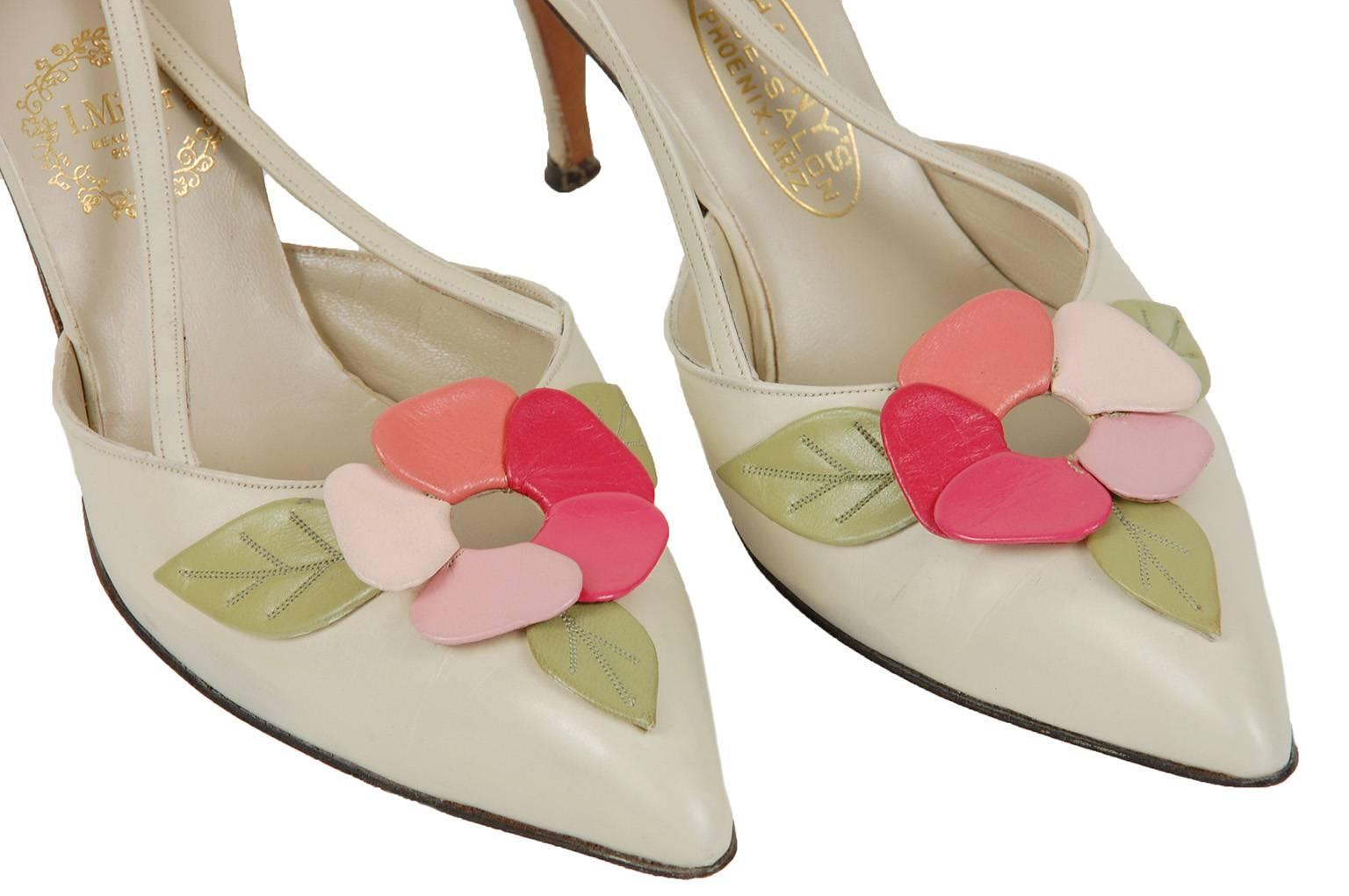 A Miller Ivory, Pink and Green Peony Vamp Slingback Stiletto Sandals-6.5A, 1950s Pour femmes en vente