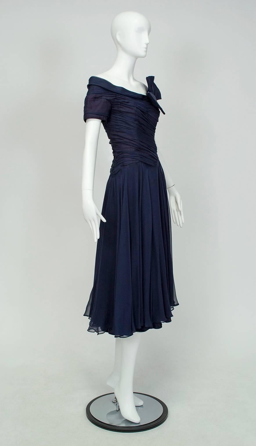 Ceil Chapman Vestido de gasa azul marino con cuello retrato y lazo en el hombro - Med, años 50 Negro en venta