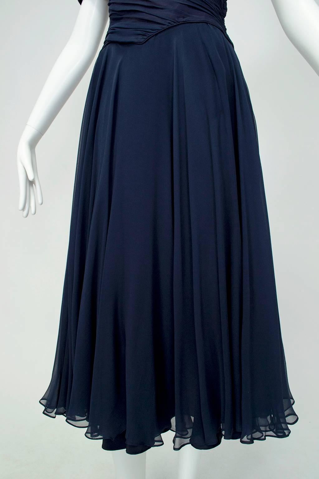 Ceil Chapman Vestido de gasa azul marino con cuello retrato y lazo en el hombro - Med, años 50 en venta 10