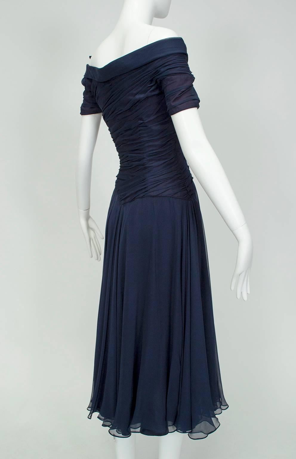 Ceil Chapman Vestido de gasa azul marino con cuello retrato y lazo en el hombro - Med, años 50 en venta 1