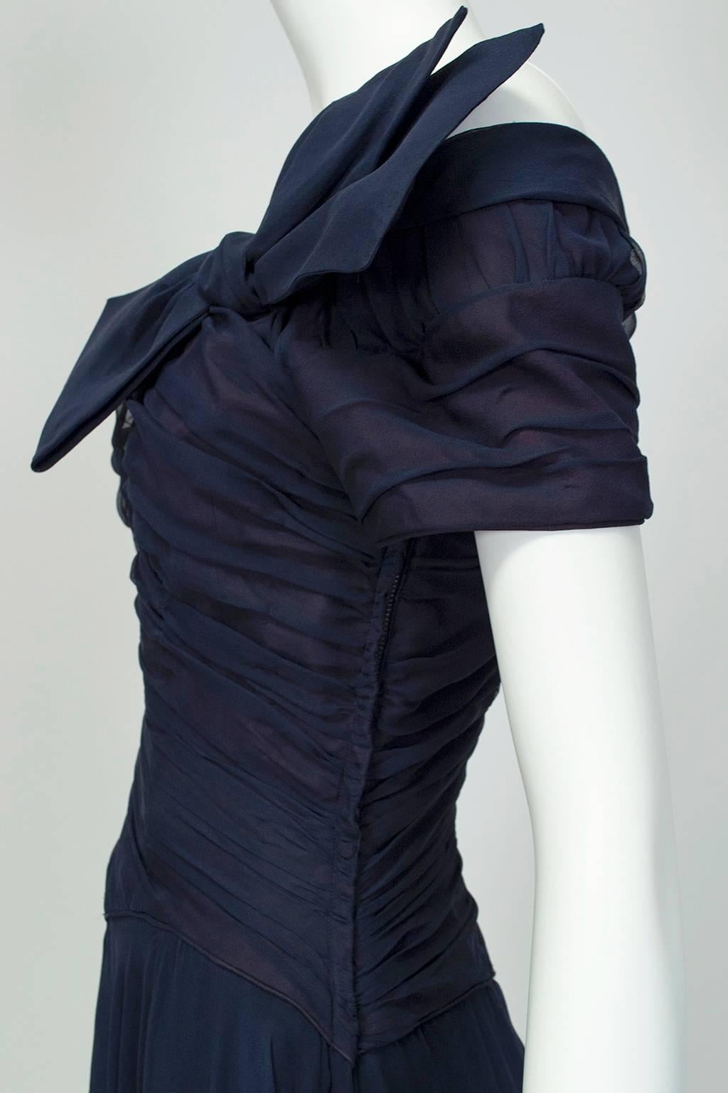 Ceil Chapman Vestido de gasa azul marino con cuello retrato y lazo en el hombro - Med, años 50 en venta 5