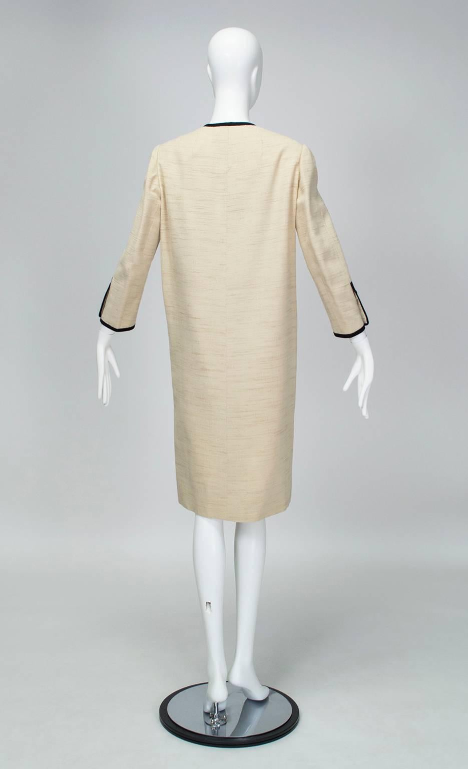 Traina-Norell Mod Elfenbein ¾ Mantel mit kontrastierenden Paspeln - Medium, 1950s (Beige) im Angebot